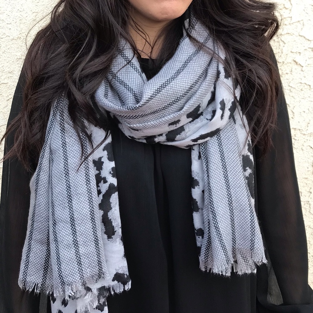 NWOT Dress Barn Soft Grey Cheetah Print Scarf